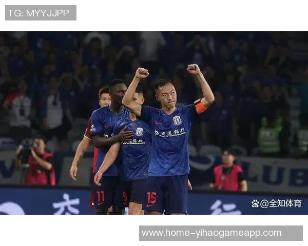 上海申花足球队奋勇争先力争中超冠军展现团队精神与球迷热情